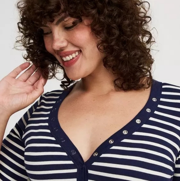NEW Torrid Ribbed Knit Striped Henley Top Sz L/0X NWT White/Navy Blue - Picture 4 of 6